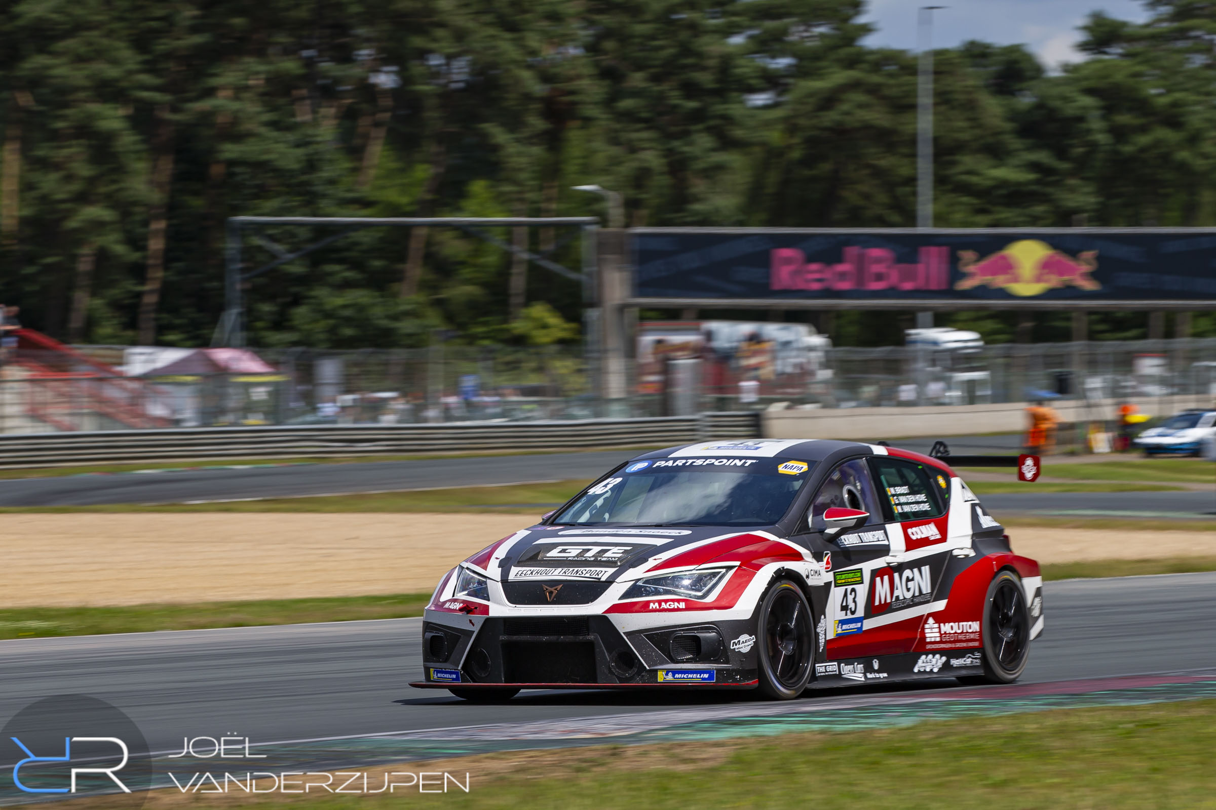 Gte Racing Garage GTE Racing met een Volkswagen Golf GTI TCR • RallyandRaces.com
