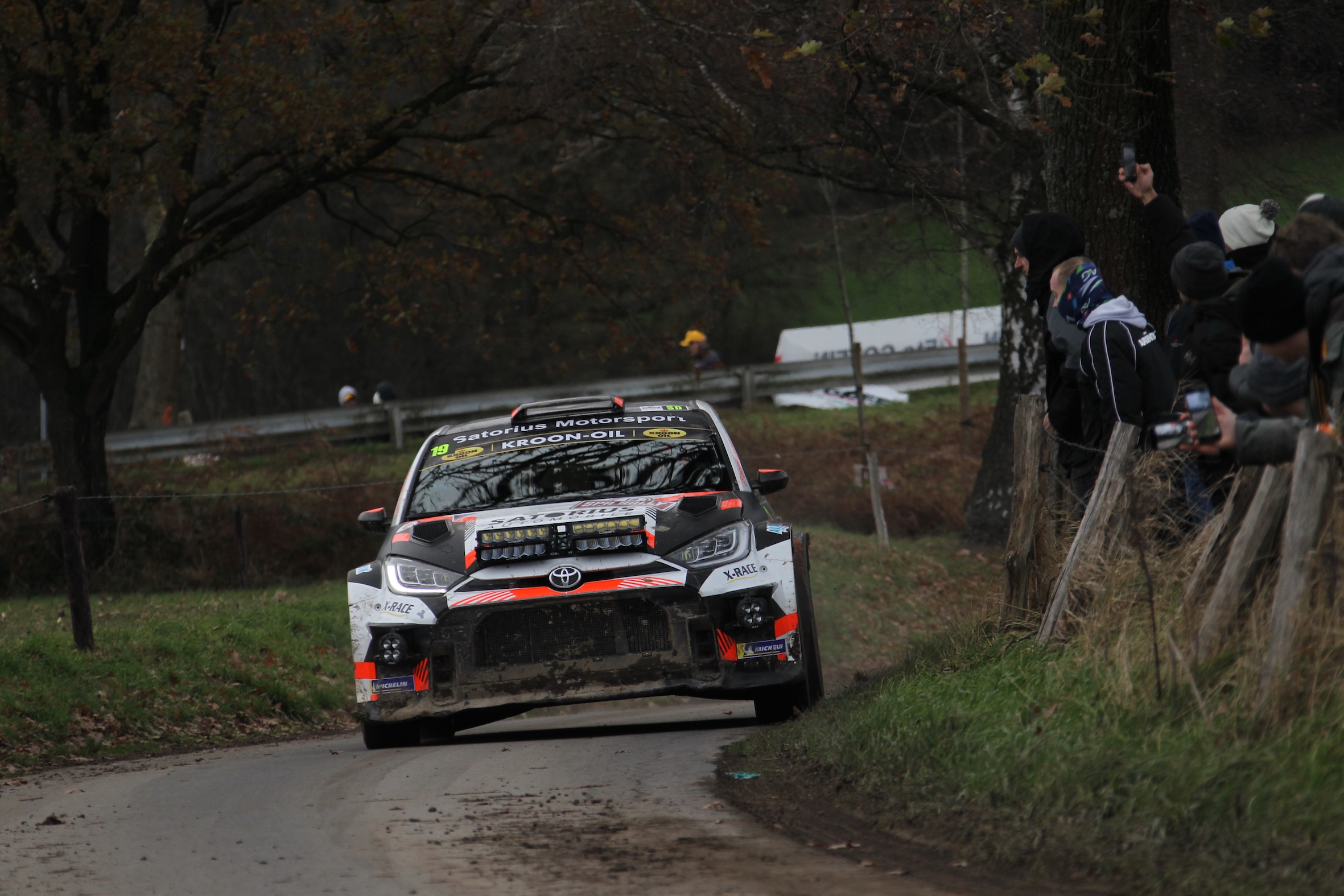 Een vol startveld in de GTC Rally, met last minute Bjorn Satorius in zijn Toyota Yaris GR Rally2 als